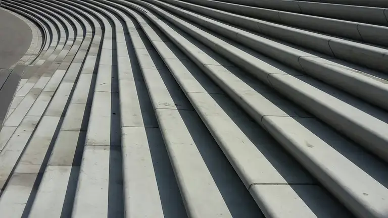 Breite Betontreppe mit gleichmäßigen Stufen