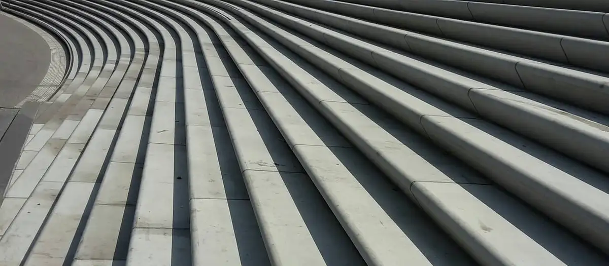 Breite Betontreppe mit gleichmäßigen Stufen